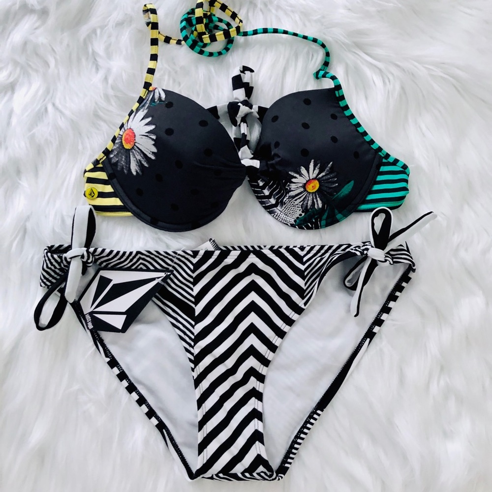 Volcom Daisy Print Bikini Size Large and Medium